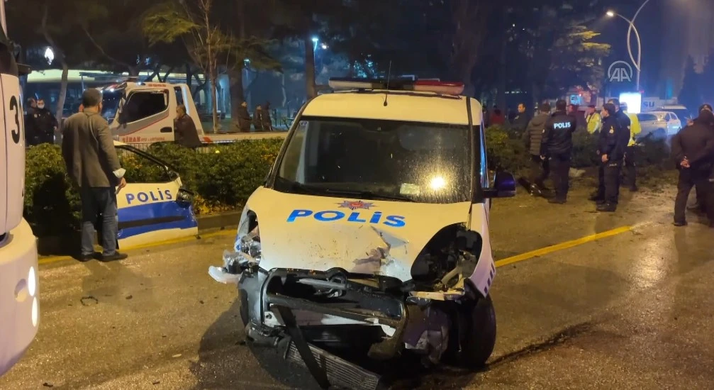 Kavga ihbarına giden polis otoları çarpıştı: Bir komiser, bir polis memuru yaralı